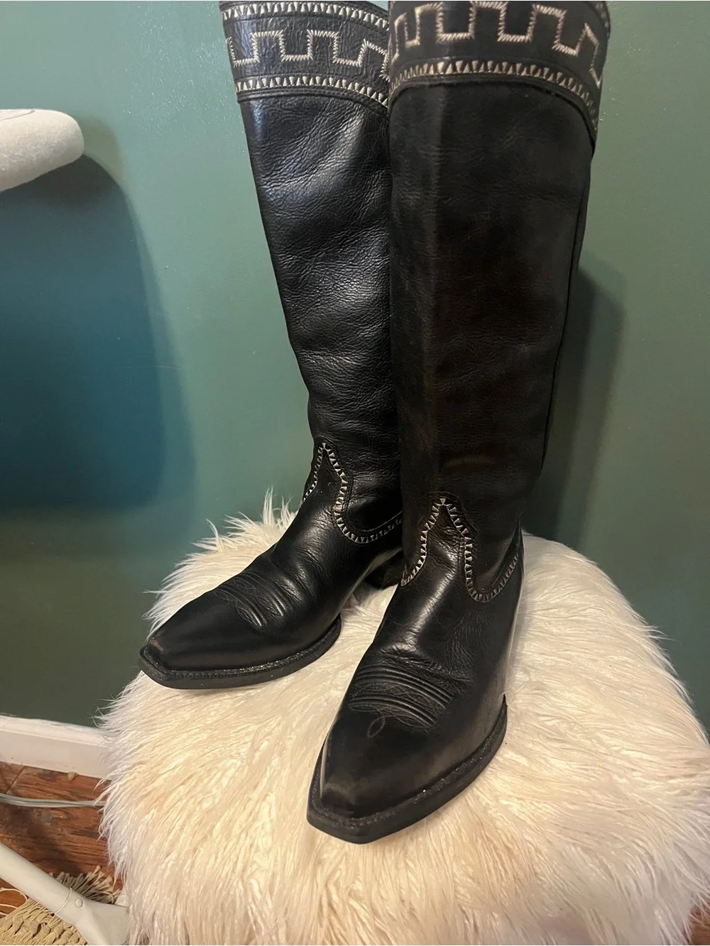 ARIATS !!! Black Leather Cowboy Boots with Decorative Stitching
